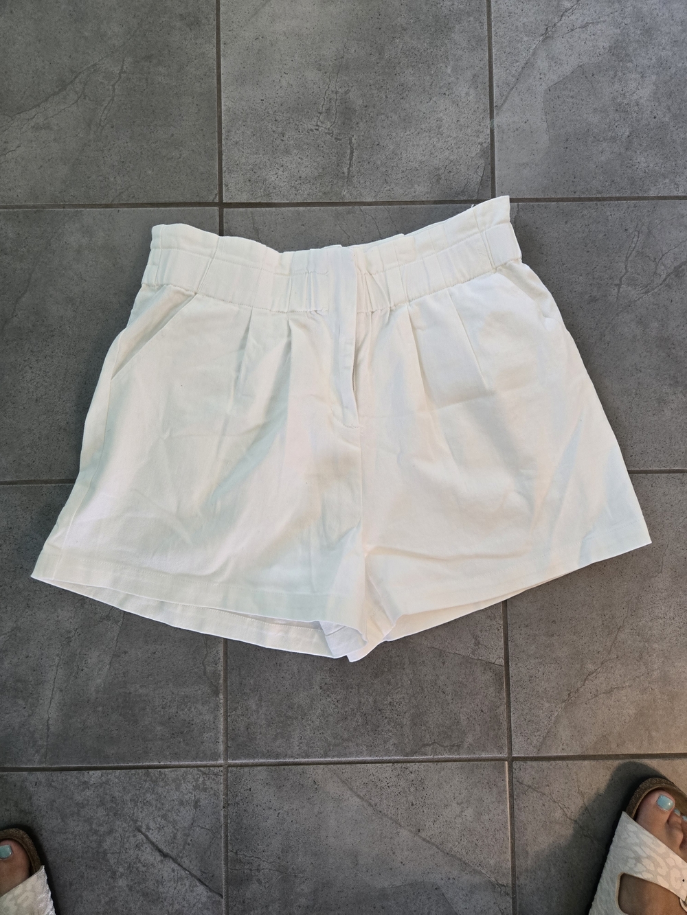 Skies Are Blue White High-Waist Pleated Shorts